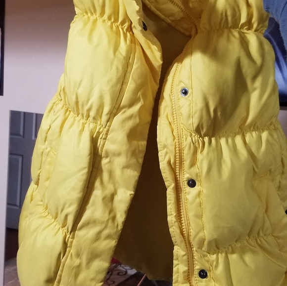 Yellow gap down puffy vest - Picture 3 of 6